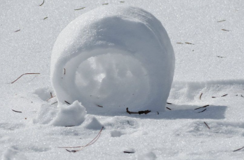 The Science Behind Winter Phenomena: Ice, Snow & Aurora